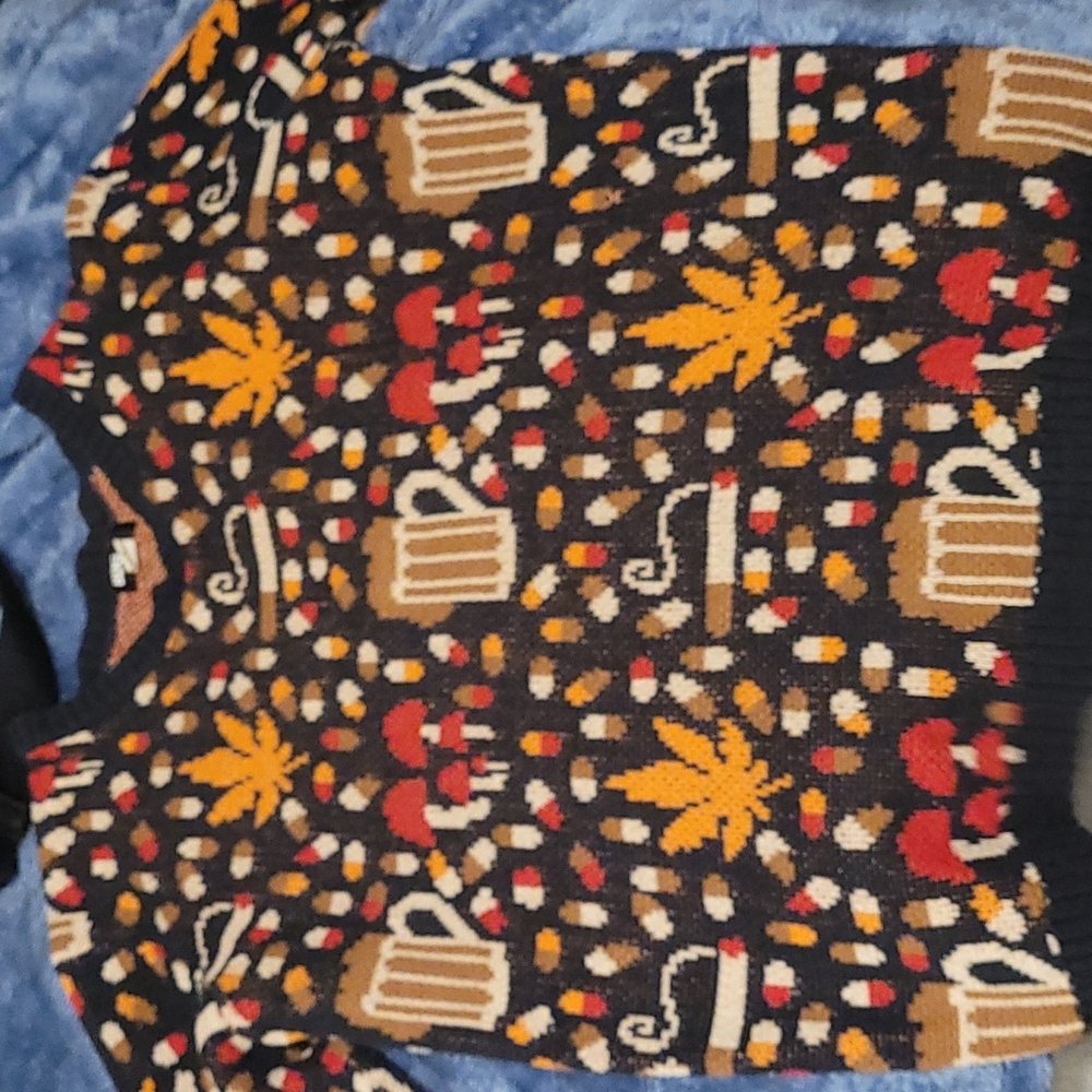 BDG DRUG SWEATER SIZE SMALL